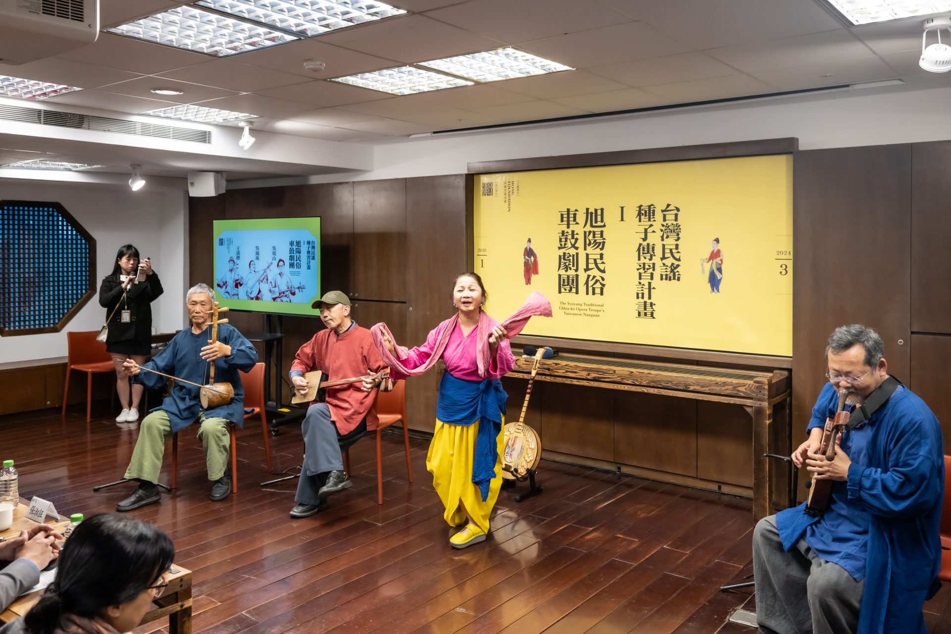 旭陽民俗車鼓劇團三位藝師與陳明章老師現場演出-2