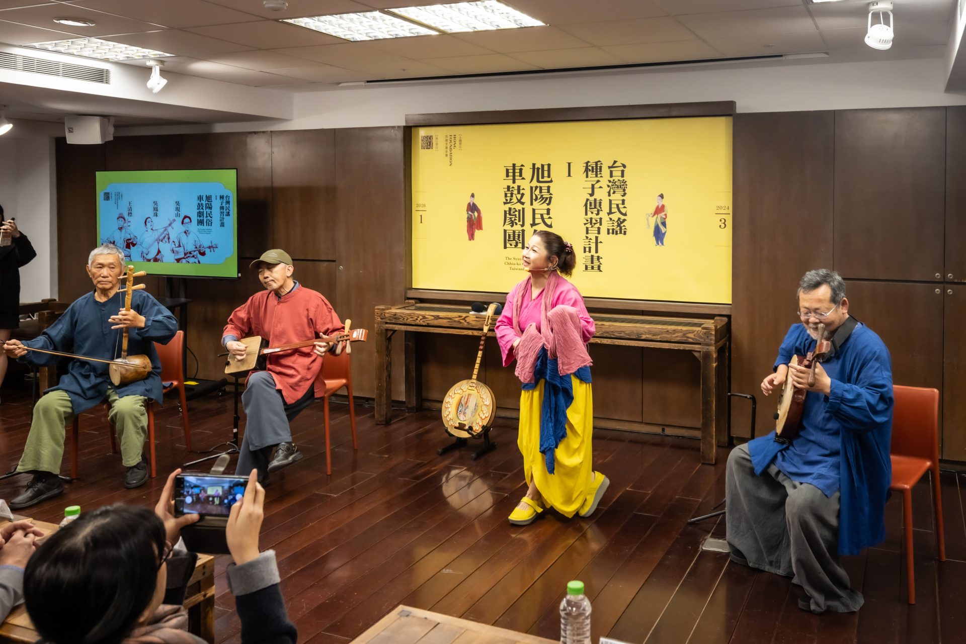 旭陽民俗車鼓劇團三位藝師與陳明章老師現場演出-3